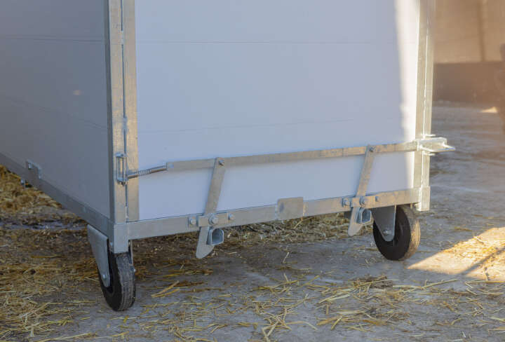 KERBL Kälberbox Premium mit schwenkbarem Boden